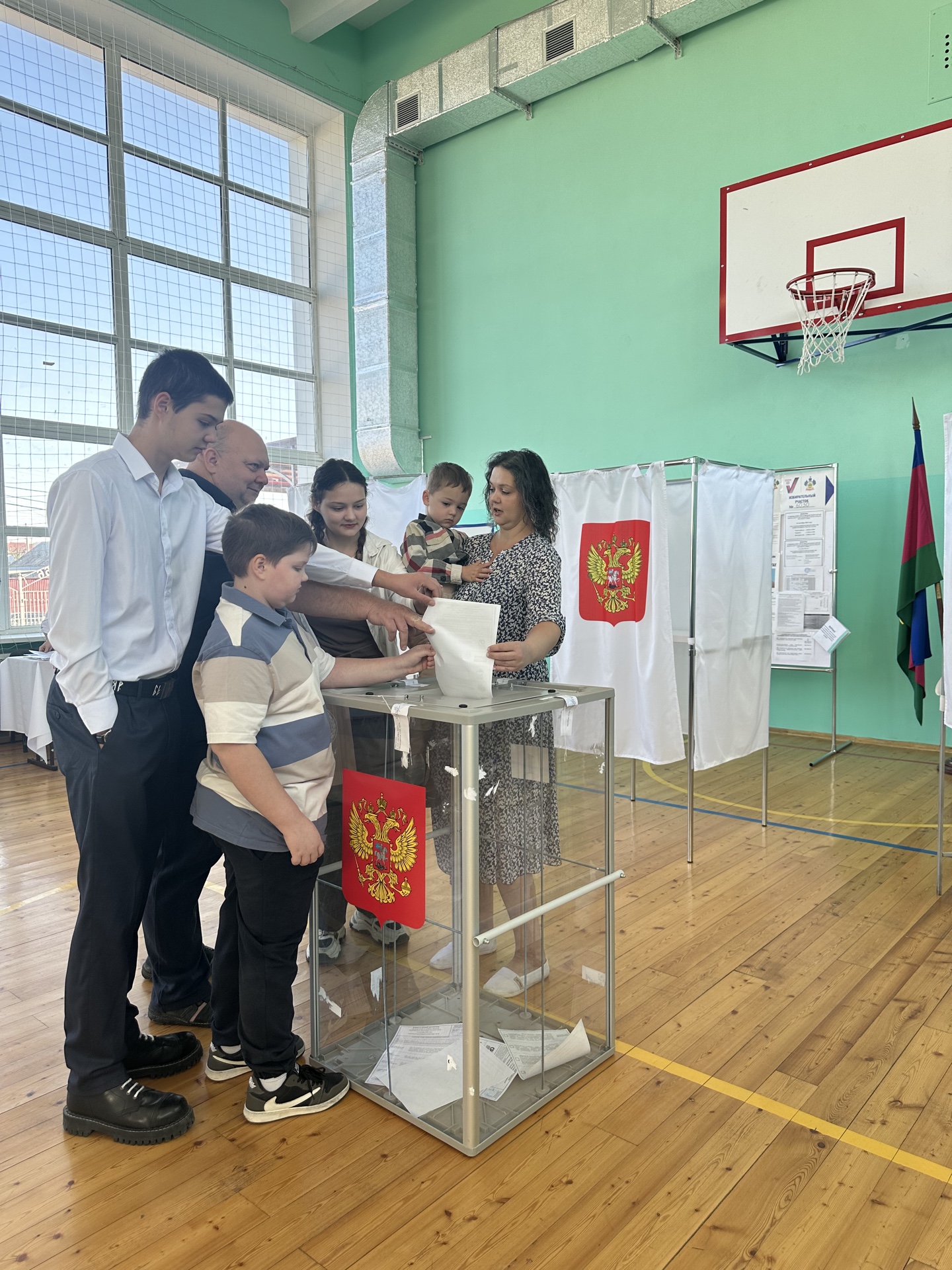 Избирательные участки открыты