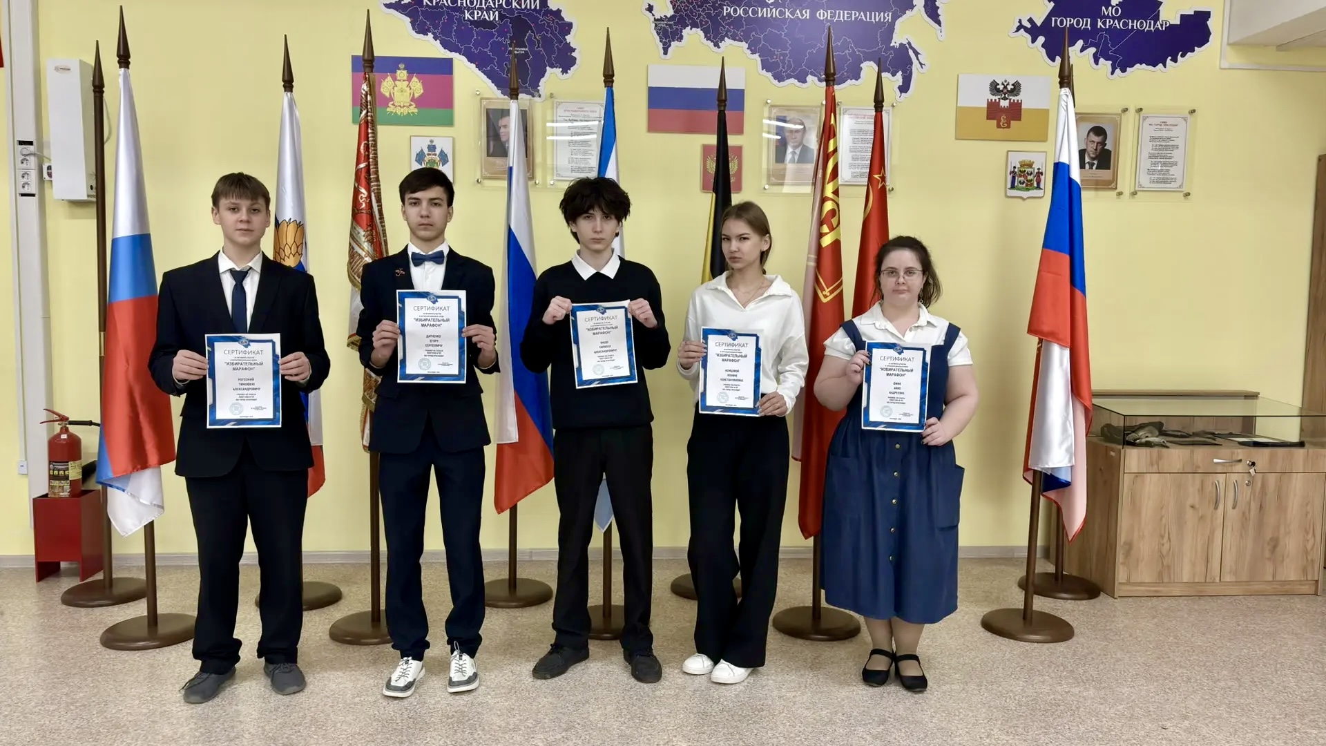 В МАОУ СОШ № 103 МО город Краснодар активным участникам интеллектуальных игр «Избирательный марафон» вручены сертификаты