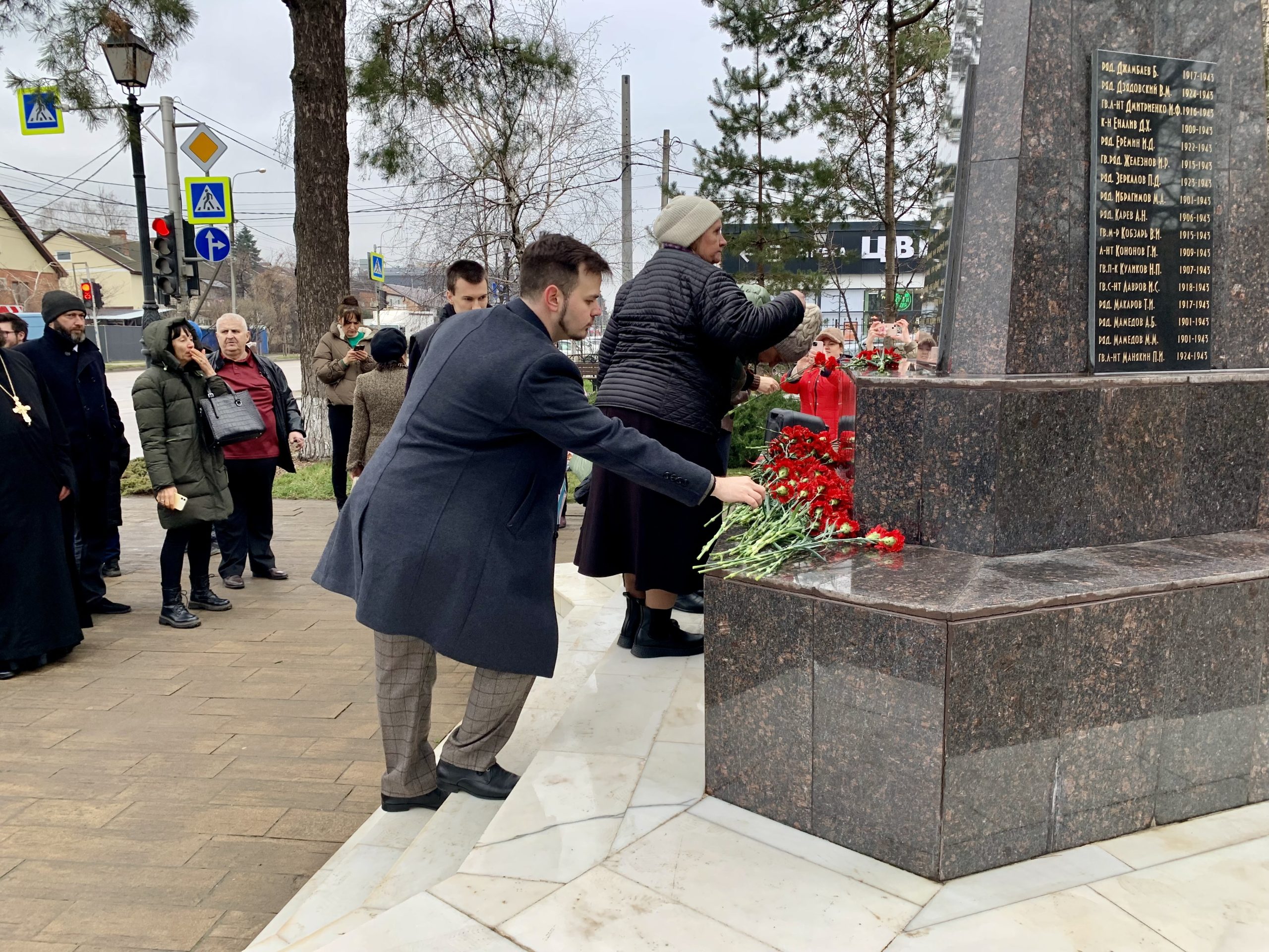 Возложение цветов в сквере Памяти г. Краснодара