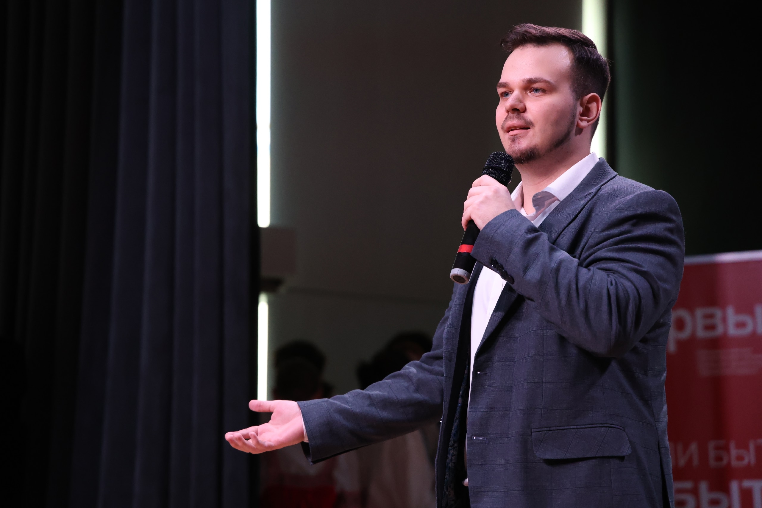 Председатель МОС при ТИК Калининская г. Краснодара выступил с приветственным словом на торжественном концерте 