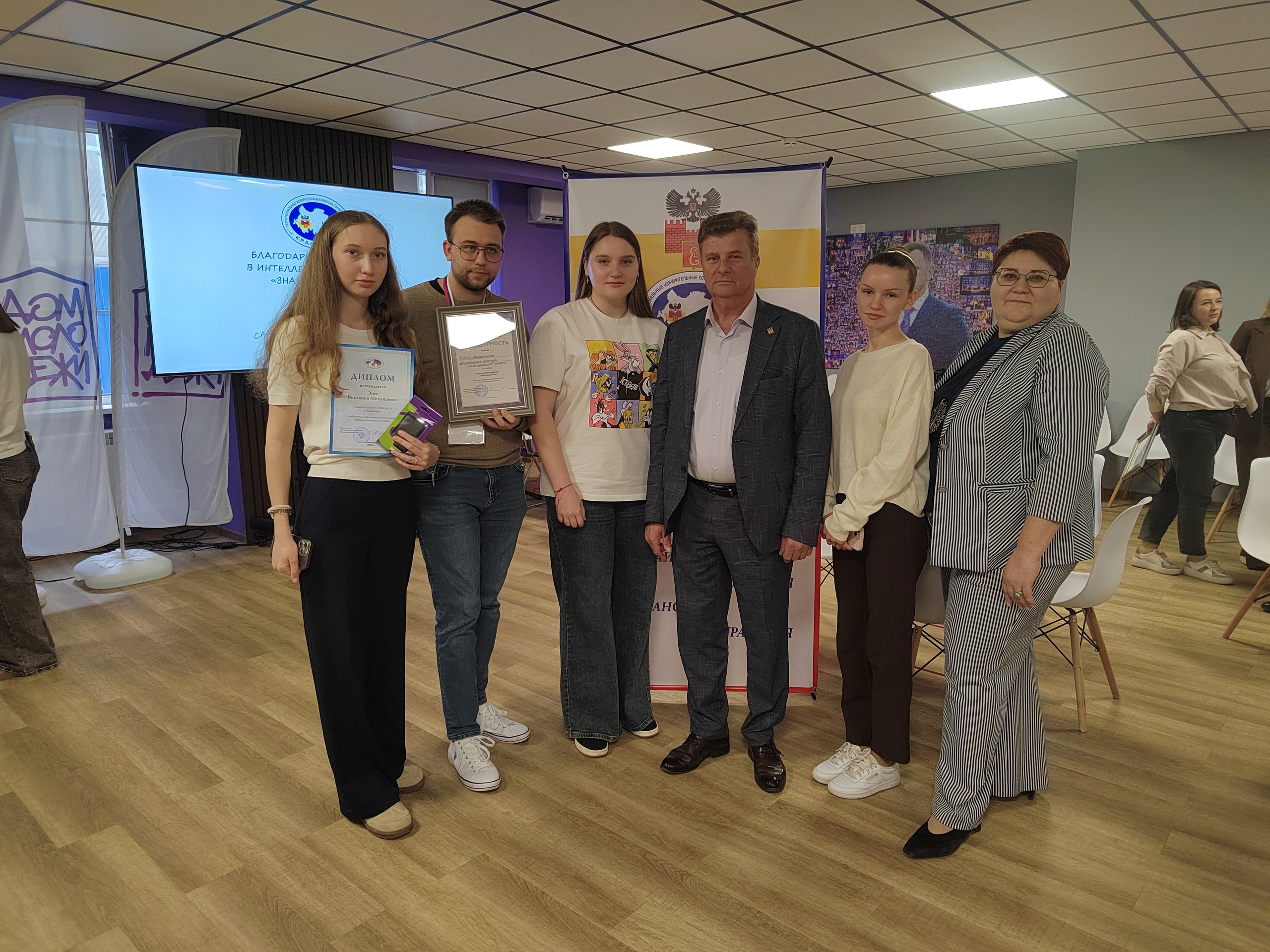 Торжественное вручение награды участнице акции «Избирательный диктант — 2025»