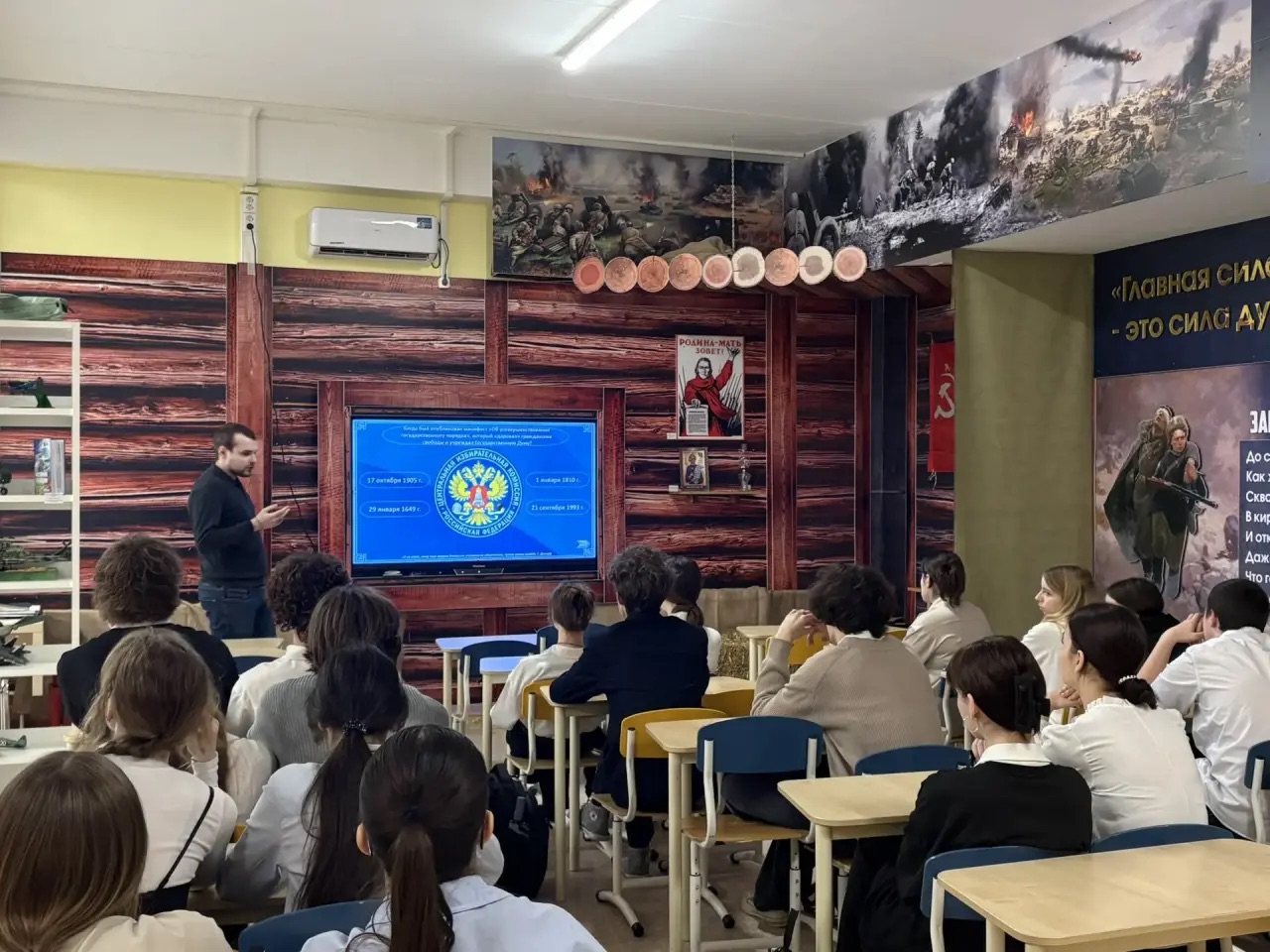 Члены молодежного общественного совета провели информационный час, приуроченный ко Дню молодого избирателя