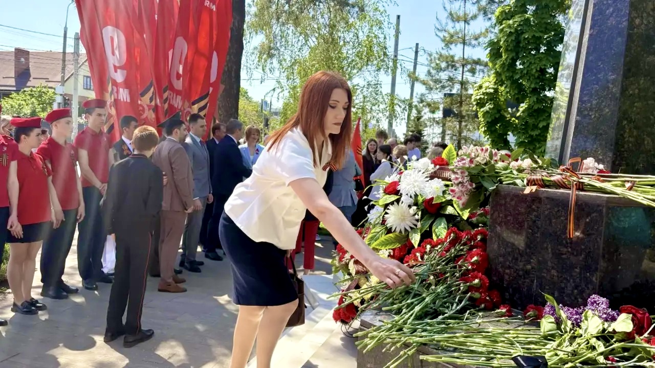 С великим праздником — Днём Победы!