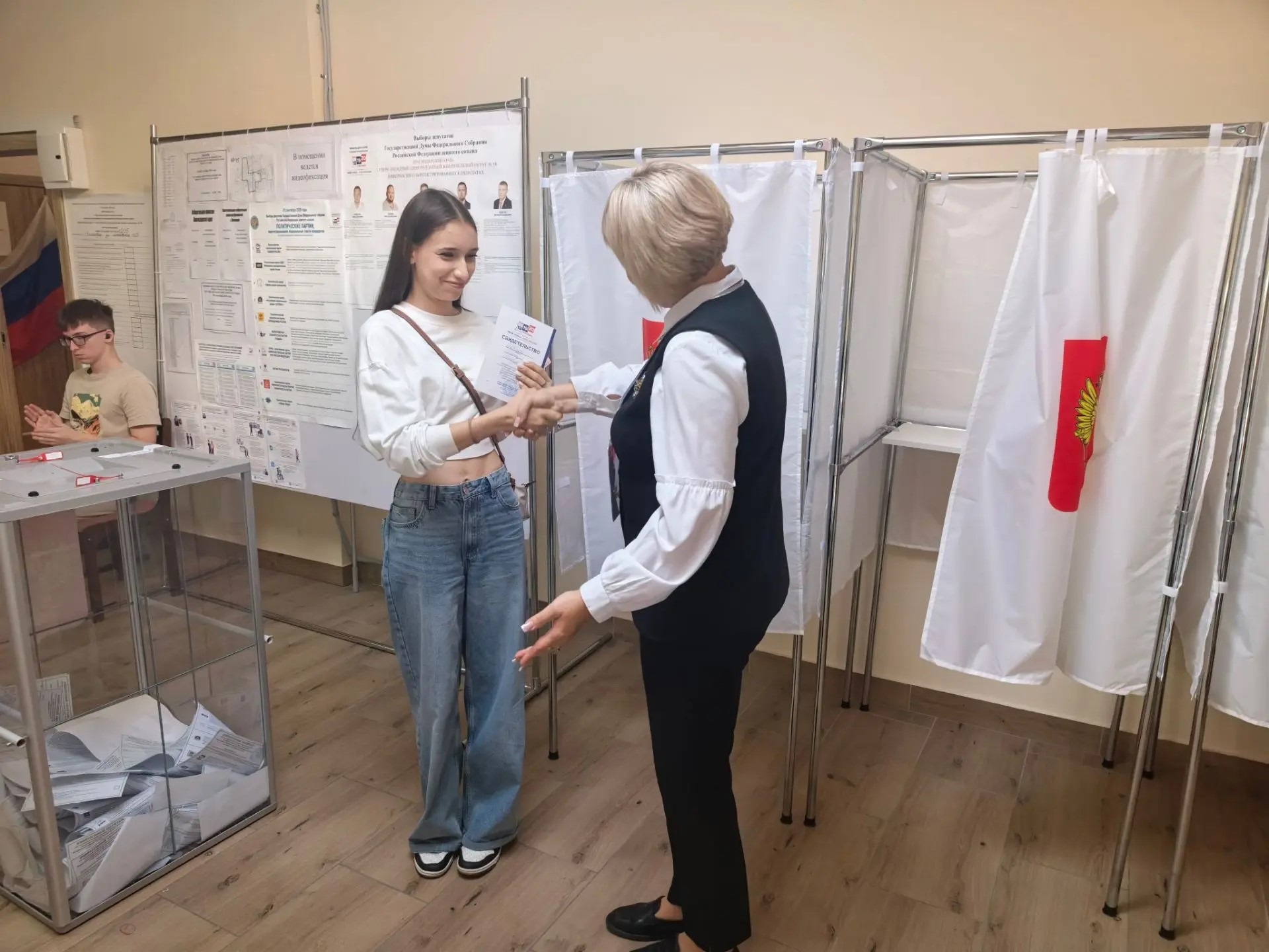 Впервые голосующие на избирательных участках